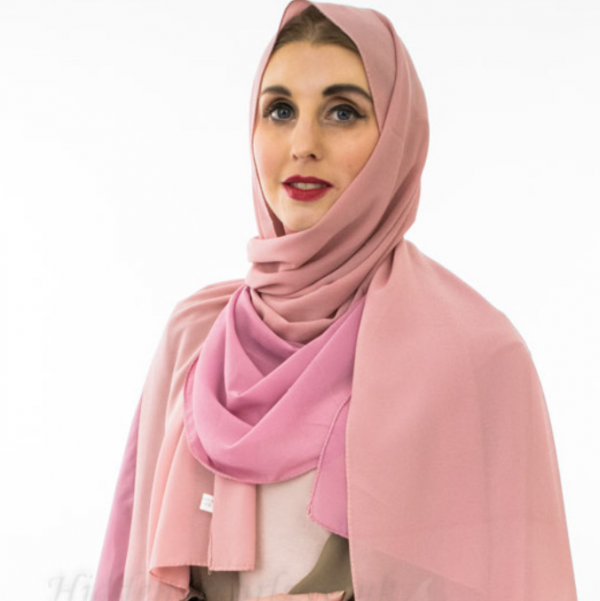 Hijab two-tone dengan paduan warna yang menarik